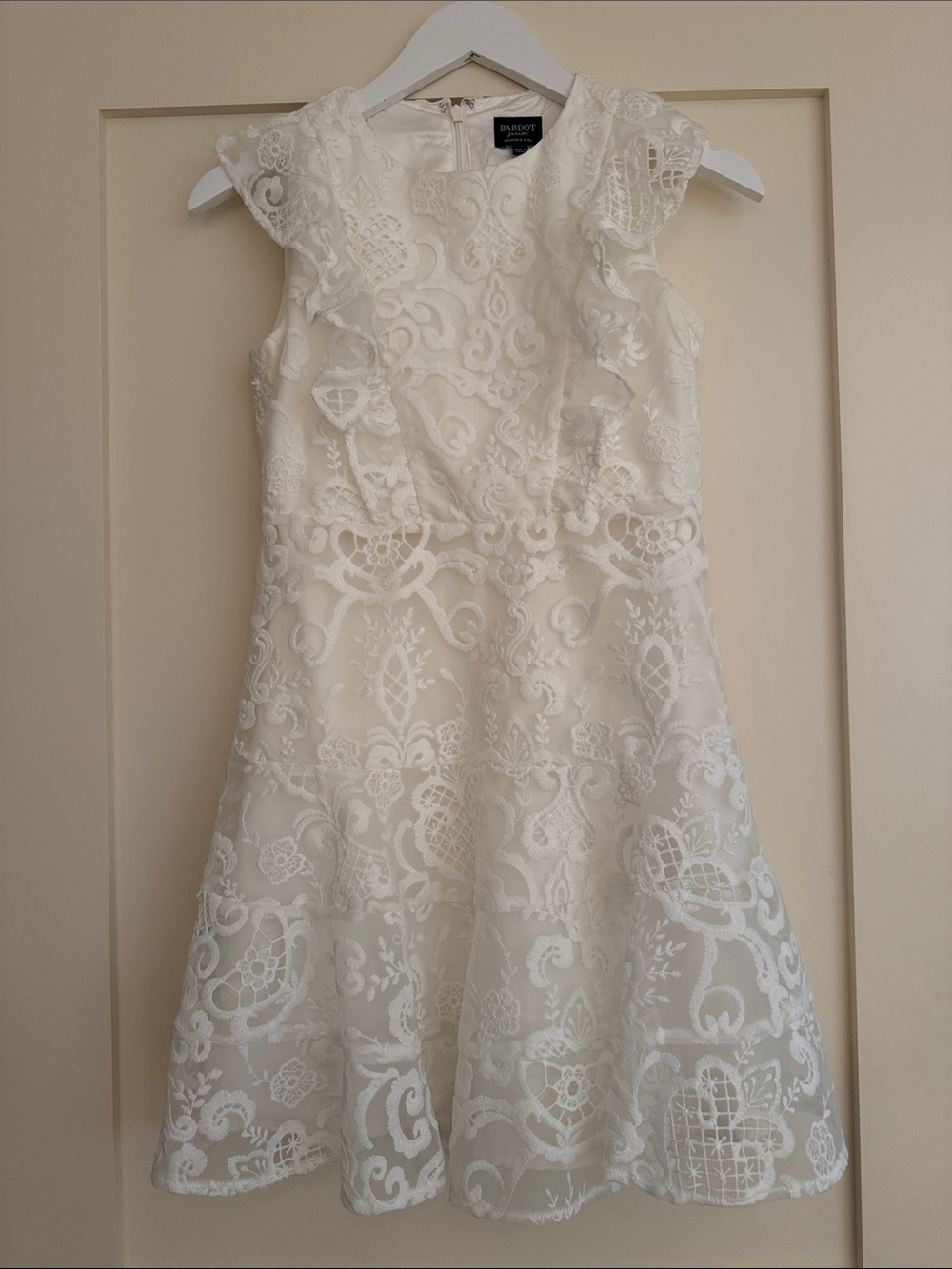 Bardot Juniors White Lace Ruffle Sleeve Formal Dress - Size 14 - like new!